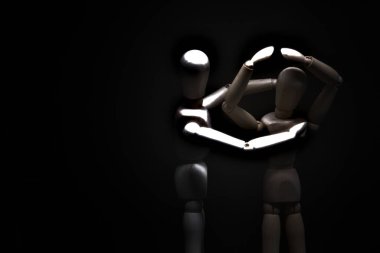 Çaresizlik içinde olan bir mankeni avutmak.