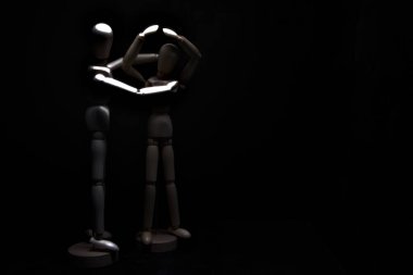 Çaresizlik içinde olan bir mankeni avutmak.