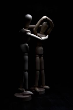 Çaresizlik içinde olan bir mankeni avutmak.