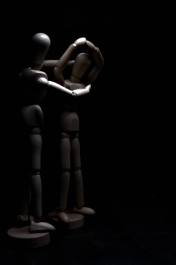 Çaresizlik içinde olan bir mankeni avutmak.