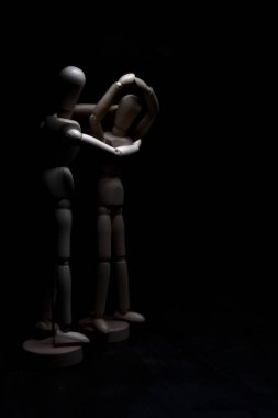 Çaresizlik içinde olan bir mankeni avutmak.