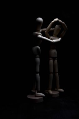 Çaresizlik içinde olan bir mankeni avutmak.