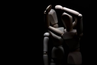 Çaresizlik içinde olan bir mankeni avutmak.