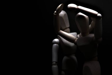 Çaresizlik içinde olan bir mankeni avutmak.