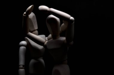 Çaresizlik içinde olan bir mankeni avutmak.