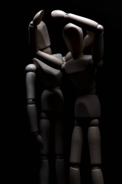 Çaresizlik içinde olan bir mankeni avutmak.