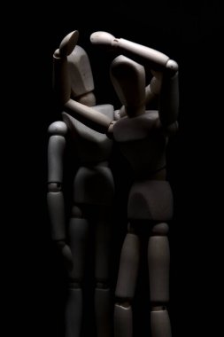 Çaresizlik içinde olan bir mankeni avutmak.