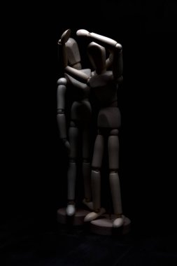 Çaresizlik içinde olan bir mankeni avutmak.