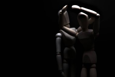 Çaresizlik içinde olan bir mankeni avutmak.