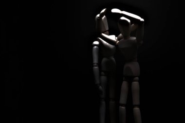 Çaresizlik içinde olan bir mankeni avutmak.