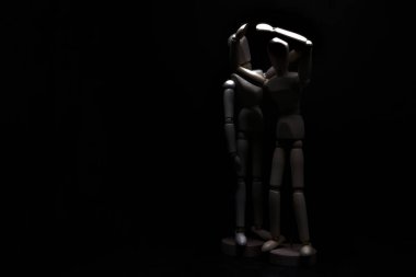 Çaresizlik içinde olan bir mankeni avutmak.