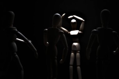 Başkaları ona doğru koşarken manken umutsuzluk içinde poz veriyor.