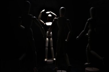 Başkaları ona doğru koşarken manken umutsuzluk içinde poz veriyor.