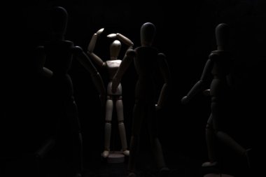 Başkaları ona doğru koşarken manken umutsuzluk içinde poz veriyor.