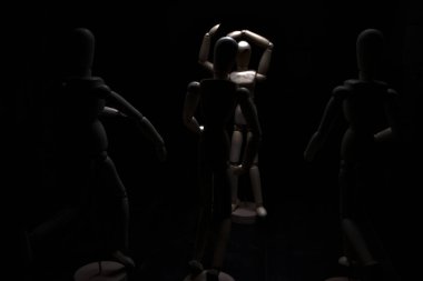 Başkaları ona doğru koşarken manken umutsuzluk içinde poz veriyor.