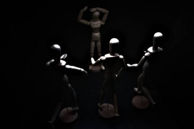 Başkaları ona doğru koşarken manken umutsuzluk içinde poz veriyor.