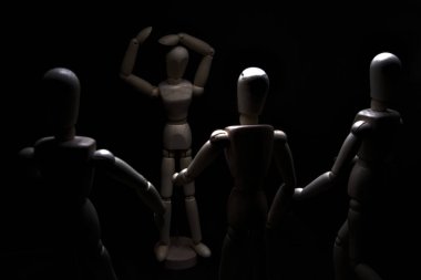 Başkaları ona doğru koşarken manken umutsuzluk içinde poz veriyor.