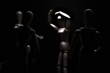 Başkaları ona doğru koşarken manken umutsuzluk içinde poz veriyor.