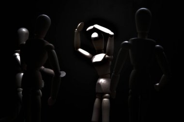 Başkaları ona doğru koşarken manken umutsuzluk içinde poz veriyor.