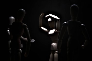 Başkaları ona doğru koşarken manken umutsuzluk içinde poz veriyor.