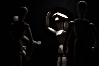 Başkaları ona doğru koşarken manken umutsuzluk içinde poz veriyor.