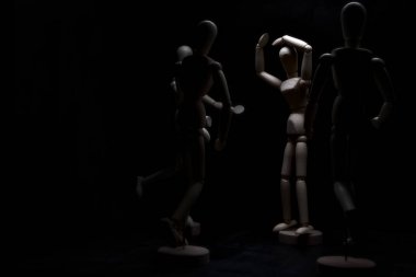 Başkaları ona doğru koşarken manken umutsuzluk içinde poz veriyor.