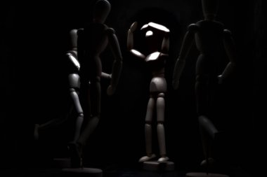 Başkaları ona doğru koşarken manken umutsuzluk içinde poz veriyor.