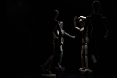 Başkaları ona doğru koşarken manken umutsuzluk içinde poz veriyor.