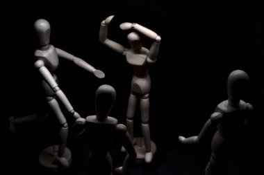 Başkaları ona doğru koşarken manken umutsuzluk içinde poz veriyor.