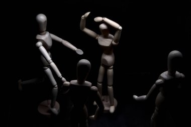 Başkaları ona doğru koşarken manken umutsuzluk içinde poz veriyor.