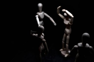 Başkaları ona doğru koşarken manken umutsuzluk içinde poz veriyor.