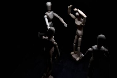 Başkaları ona doğru koşarken manken umutsuzluk içinde poz veriyor.