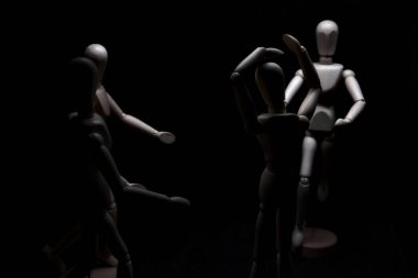 Başkaları ona doğru koşarken manken umutsuzluk içinde poz veriyor.