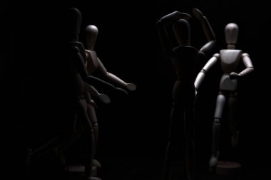 Başkaları ona doğru koşarken manken umutsuzluk içinde poz veriyor.