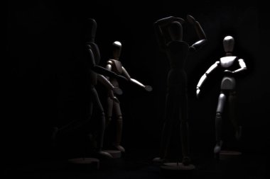 Başkaları ona doğru koşarken manken umutsuzluk içinde poz veriyor.