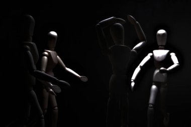 Başkaları ona doğru koşarken manken umutsuzluk içinde poz veriyor.