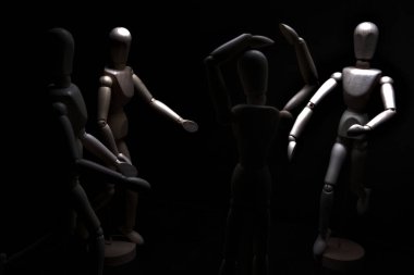 Başkaları ona doğru koşarken manken umutsuzluk içinde poz veriyor.