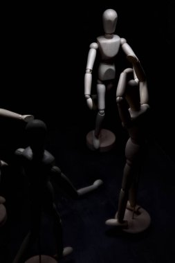 Başkaları ona doğru koşarken manken umutsuzluk içinde poz veriyor.