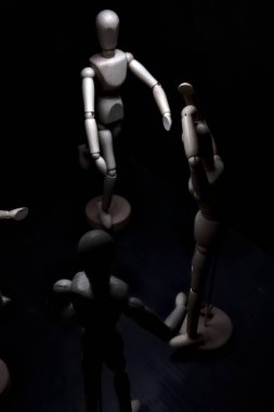 Başkaları ona doğru koşarken manken umutsuzluk içinde poz veriyor.