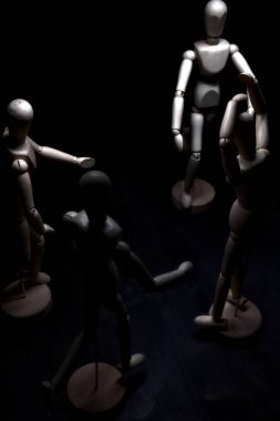 Başkaları ona doğru koşarken manken umutsuzluk içinde poz veriyor.