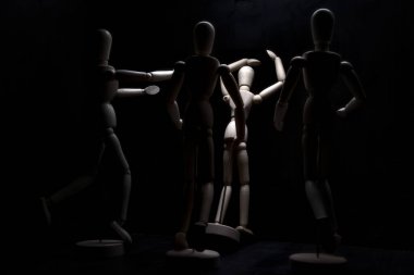 Duvara dayanmış umutsuzluğa kapılmış mankenler çiziyor.