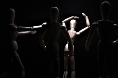 Duvara dayanmış umutsuzluğa kapılmış mankenler çiziyor.