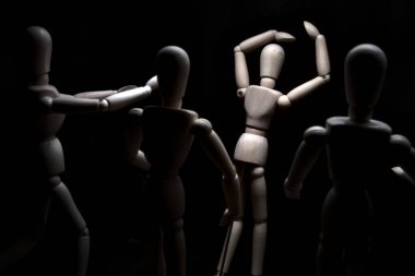 Duvara dayanmış umutsuzluğa kapılmış mankenler çiziyor.