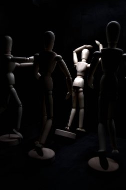 Duvara dayanmış umutsuzluğa kapılmış mankenler çiziyor.