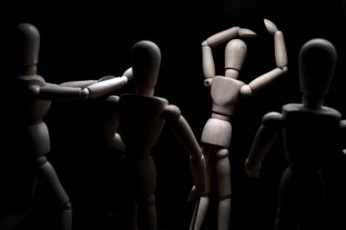 Duvara dayanmış umutsuzluğa kapılmış mankenler çiziyor.