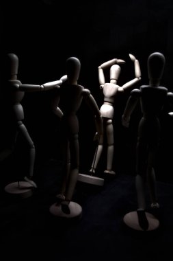 Duvara dayanmış umutsuzluğa kapılmış mankenler çiziyor.