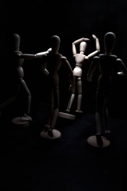 Duvara dayanmış umutsuzluğa kapılmış mankenler çiziyor.