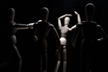 Duvara dayanmış umutsuzluğa kapılmış mankenler çiziyor.