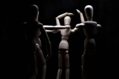 Duvara dayanmış umutsuzluğa kapılmış mankenler çiziyor.