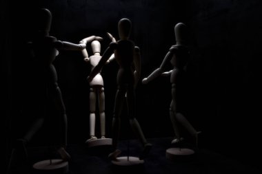 Duvara dayanmış umutsuzluğa kapılmış mankenler çiziyor.